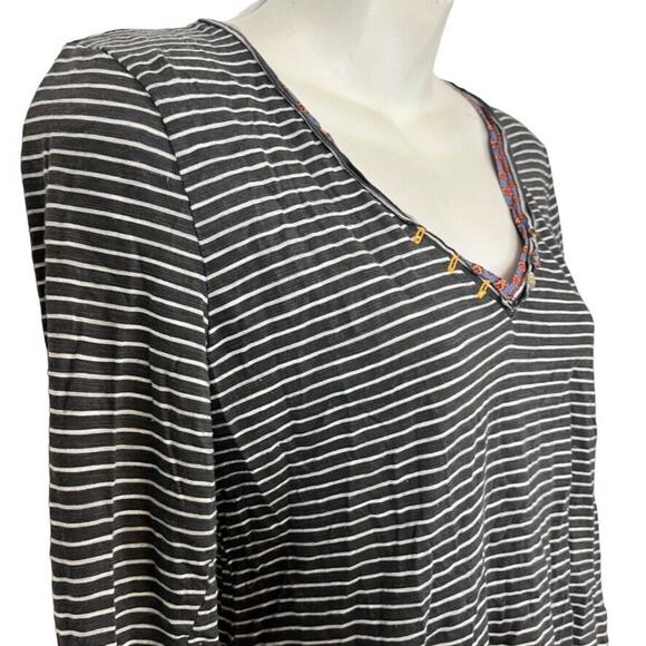 Little Yellow Button Anthropologie Striped Long Sleeve V-Neck Gray Knit Top M - Picture 4 of 16